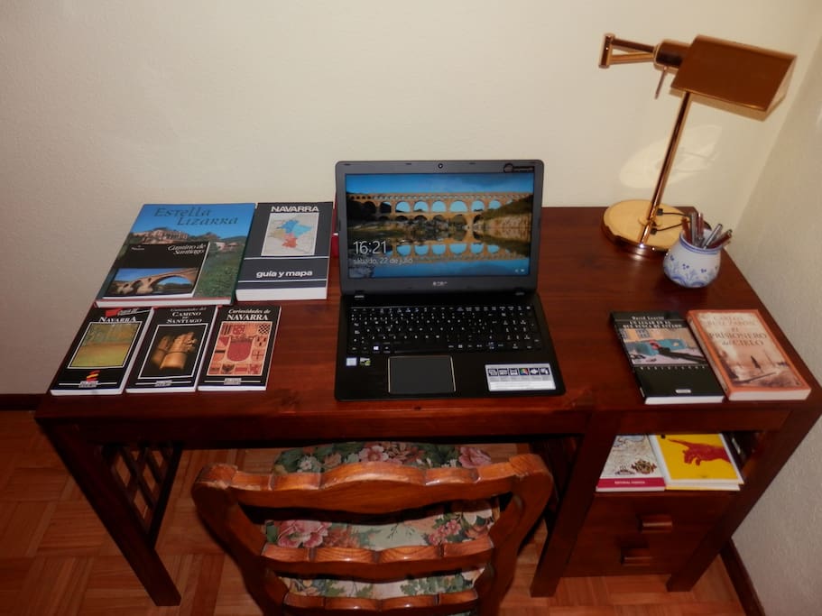 Mesa escritorio en la habitación.