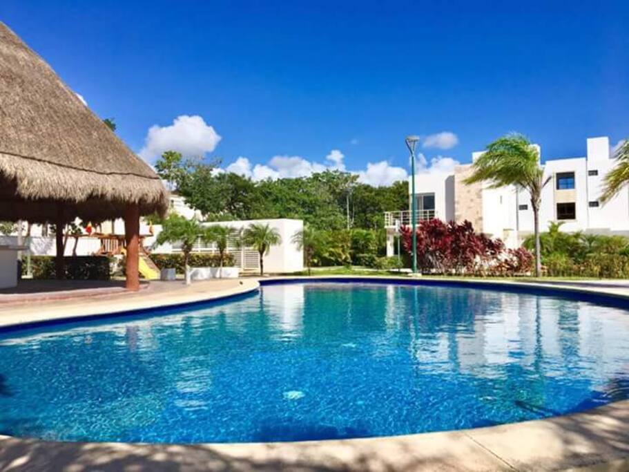 Alberca de la privada con chapoteadero, camastros sombrillas, mesas, sillas y zonas de juegos infantiles incluidas!
