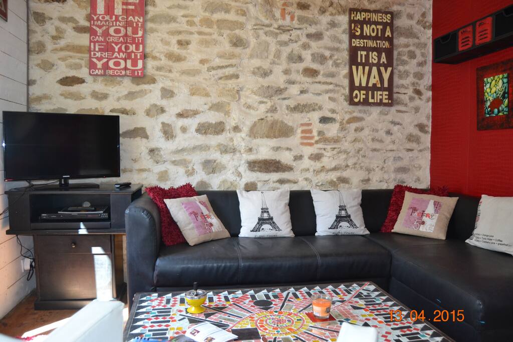 Espace détente avec écran plat/lecteur DVD/ box internet et chaîne HIFI.