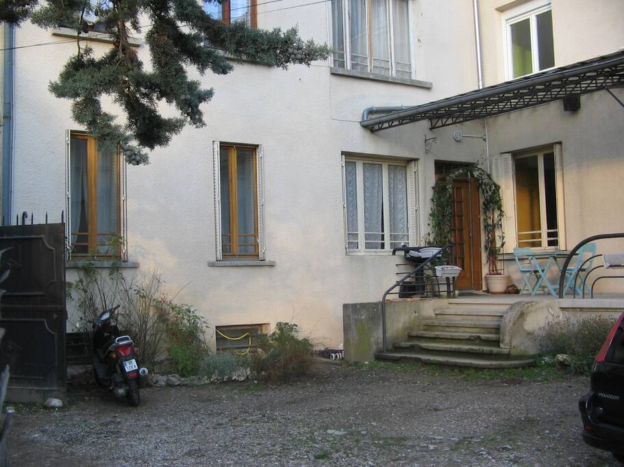 Sunny outdoor yard with glass roof / cours ensoleillée et sa verrière