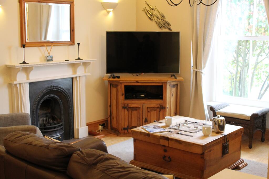 Lounge room
47" smart TV & DVD.