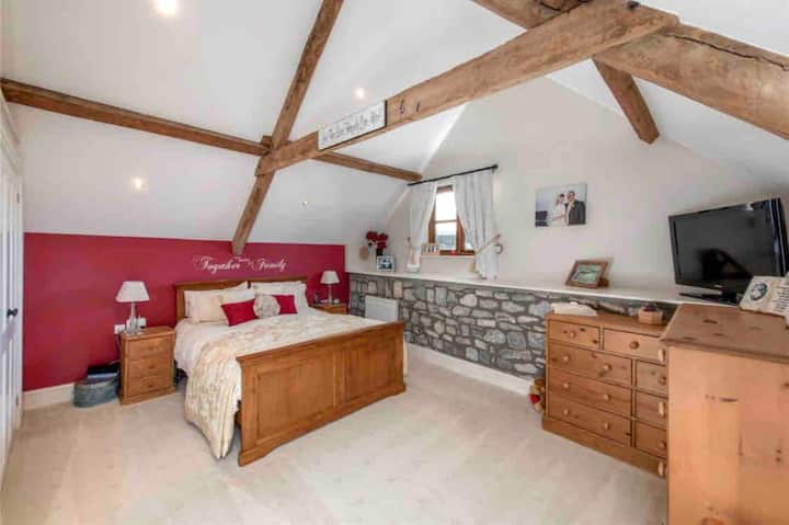 غرفة نوم رئيسية بسرير كبير الحجم وحمام داخلي