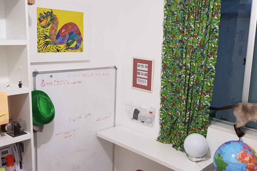 Quarto: canto da janela, mesa e a Bela (gatinha)