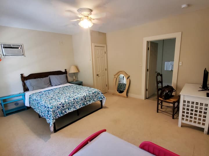 Guest House Bedroom 2 with 1 Queen and 1 childler bed and work desk with screen.