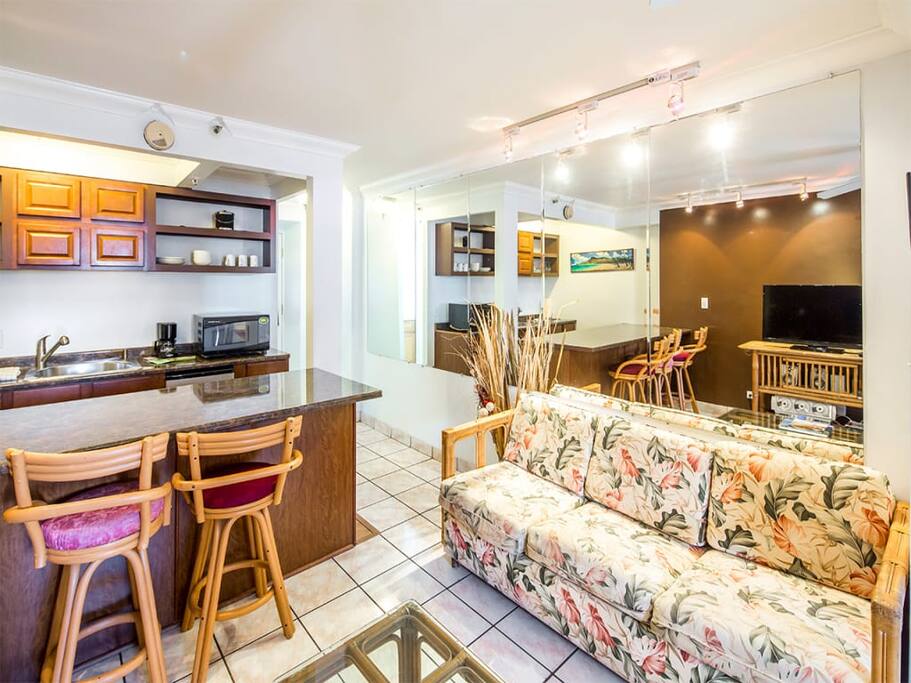 waikiki-grand-sundeck-studio-1003-living-04.jpg