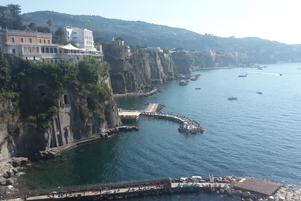 La tipica costa a strapiombo su cui giace Sorrento a quattro passi da casa si potrà ammirare questa veduta -
Sorrento coast with its tipical voulcanic cliff over beaches and sea: easy to enjoy this amazing sight walking few minutes from our apartment or hiring a boat at Marina Grande of Sorrento