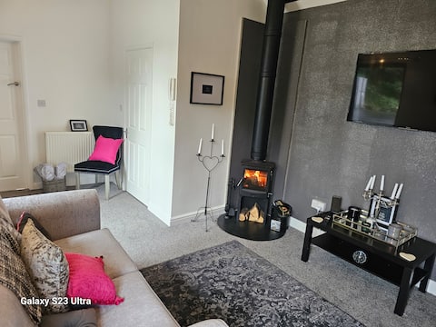 Top performing Airbnb: Luxury Hot Tub Retreat with outdoor TV Near Notts in Broxtowe