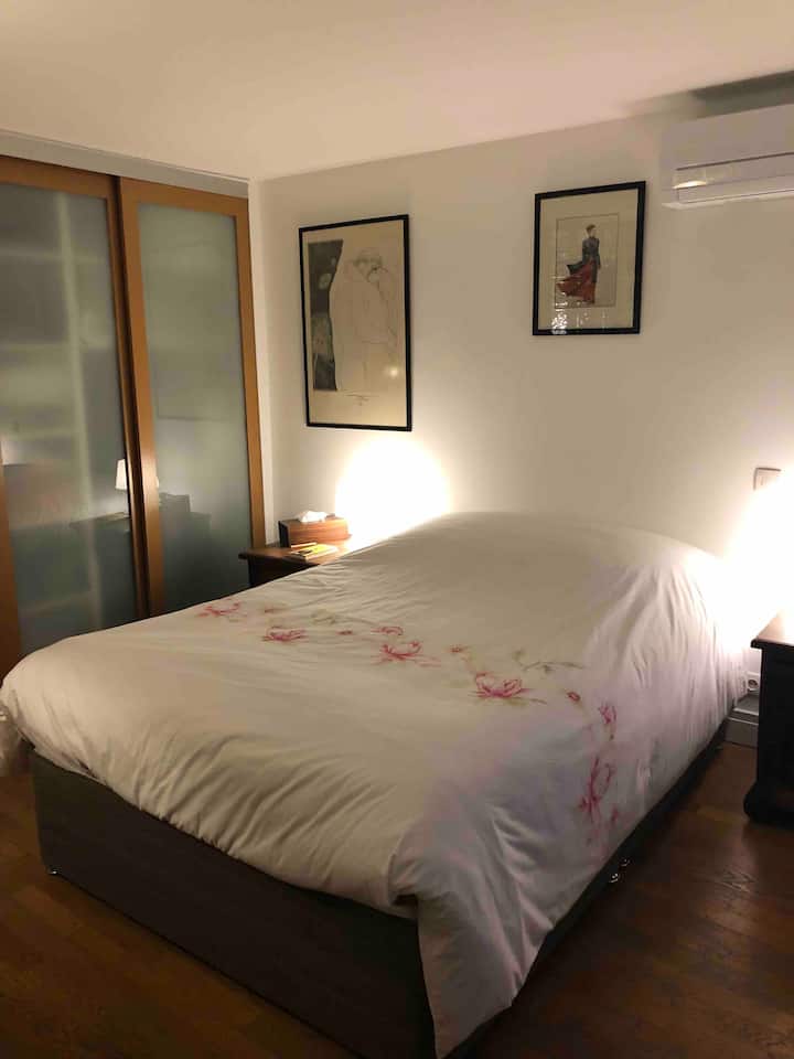 Соба со поглед кон градината 