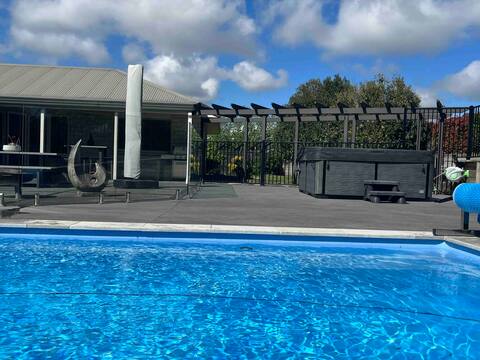 Perfect retreat - 5 bedroom home with pool and spa