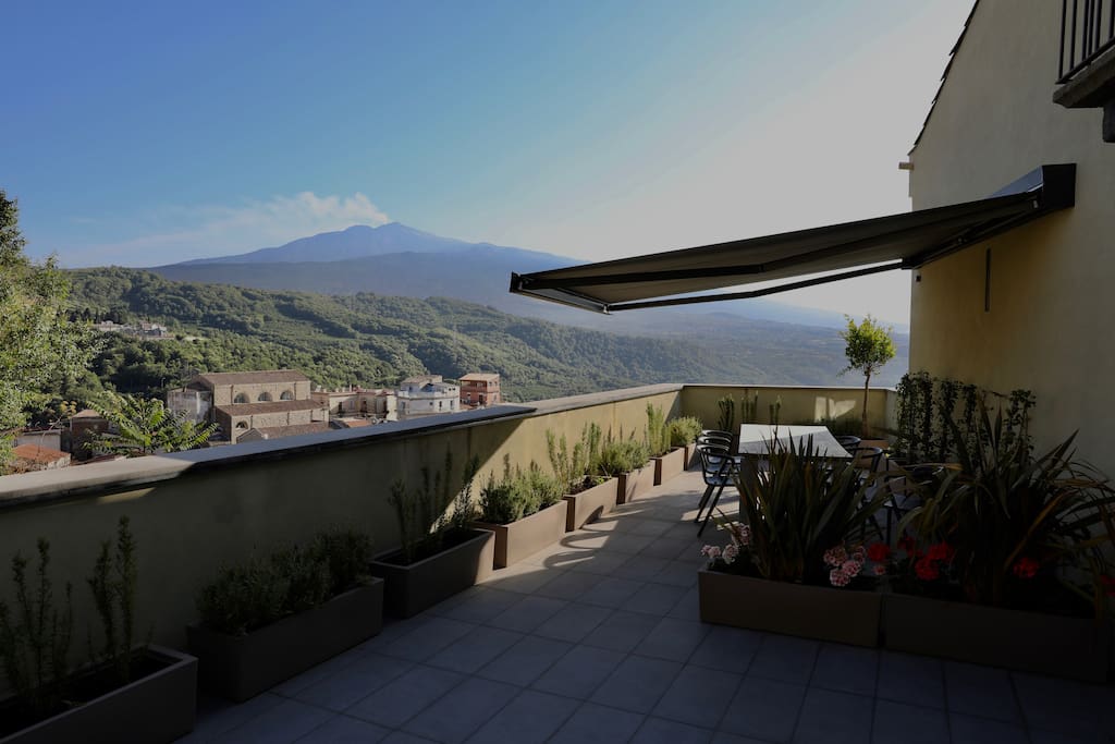 La Dimora del Castelluccio Luxury B&B: Stunning view to the Etna Volcano