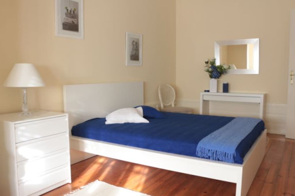 Quarto triplo com cama de casal e uma cama solteiro