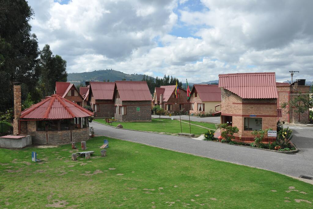 Foto panorámica del condominio de cabañas.