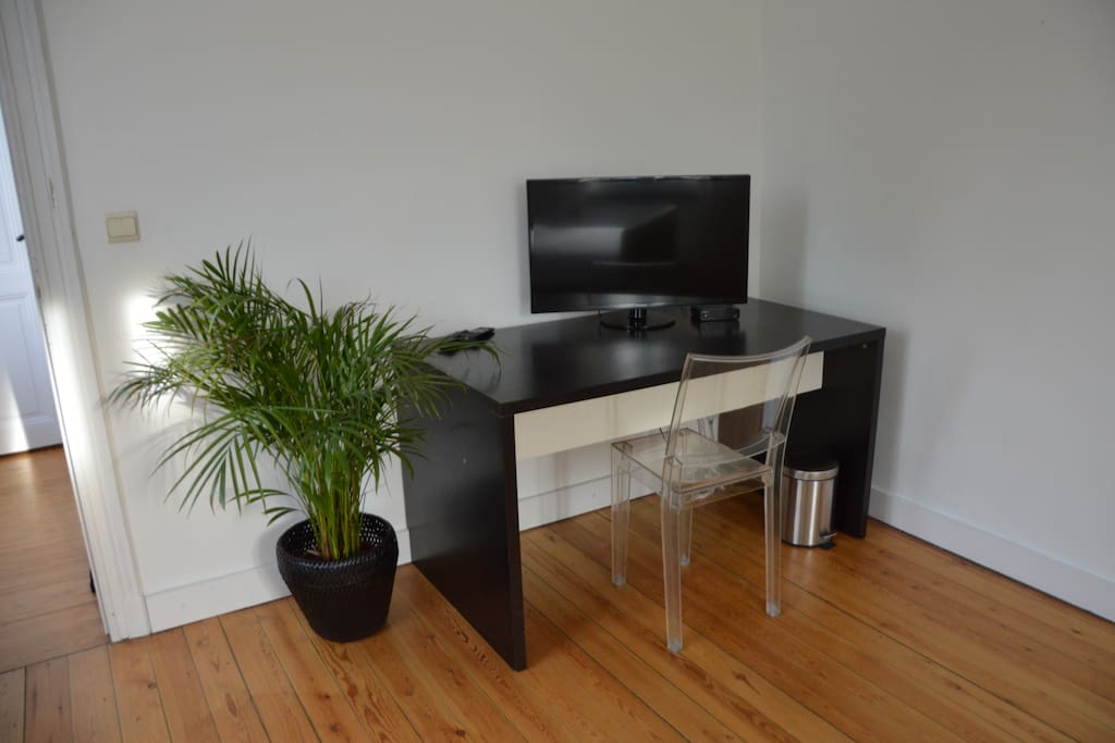 Chambre équipée d'une télévision et d'un coin café.