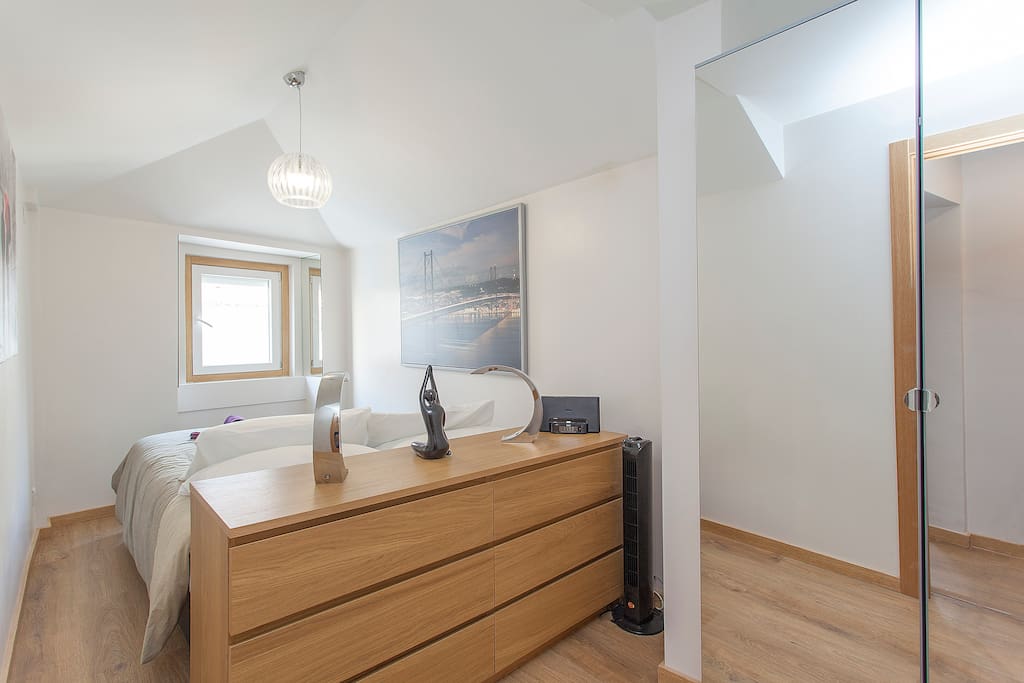 Comodes et armoires pour vos affaires.