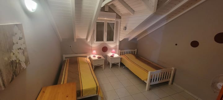 Dhomë gjumi 2 me 2 krevate në 90.