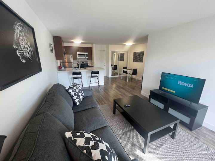 Contemporary 1bd/1ba *Pool,bbq,parking* - Beverly Hills, CA