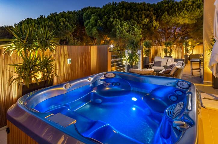 Penthouse Duplex Rooftop Jacuzzi 4 Room 6 bed 8ppl gallery image 3