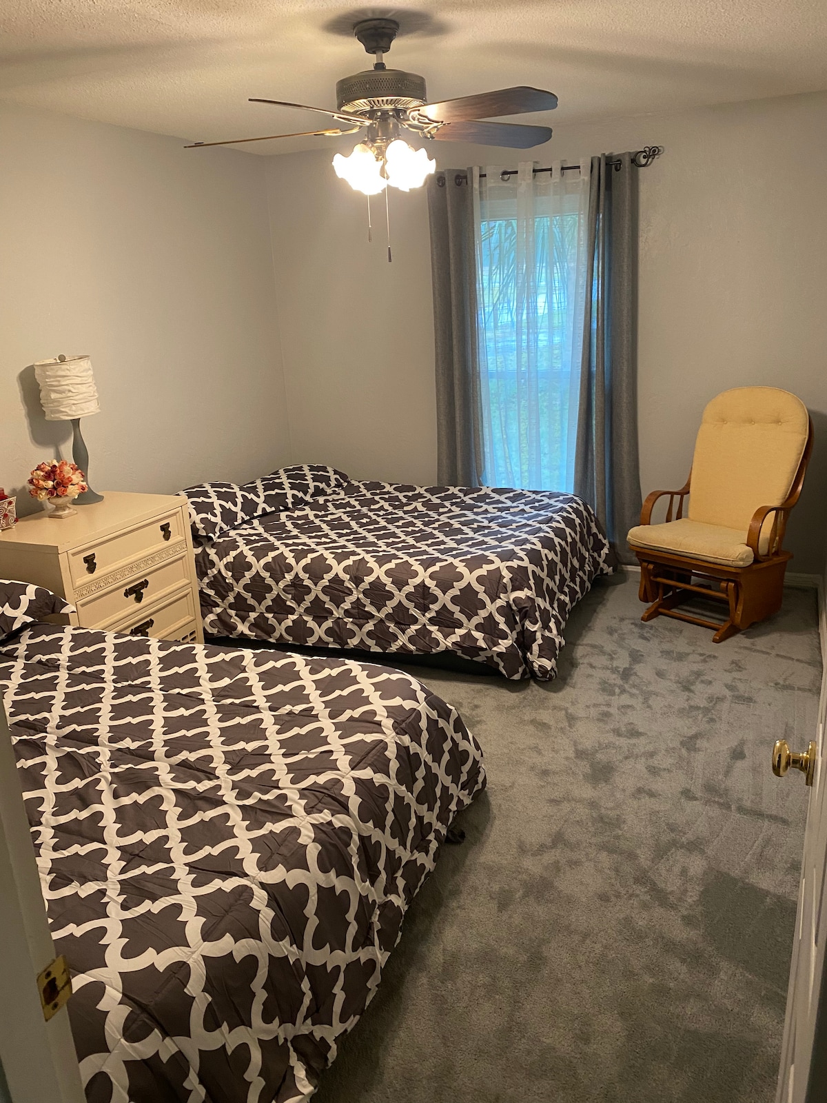 Este dormitorio ofrece dos cómodas camas inflables Queen. Las camas están equipadas con cubrecolchones para mayor comodidad. Sin chinches, piojos y virus microbial. A diferencia de los colchones de tela, estas camas enteras se limpian y desinfectan fácilmente. 