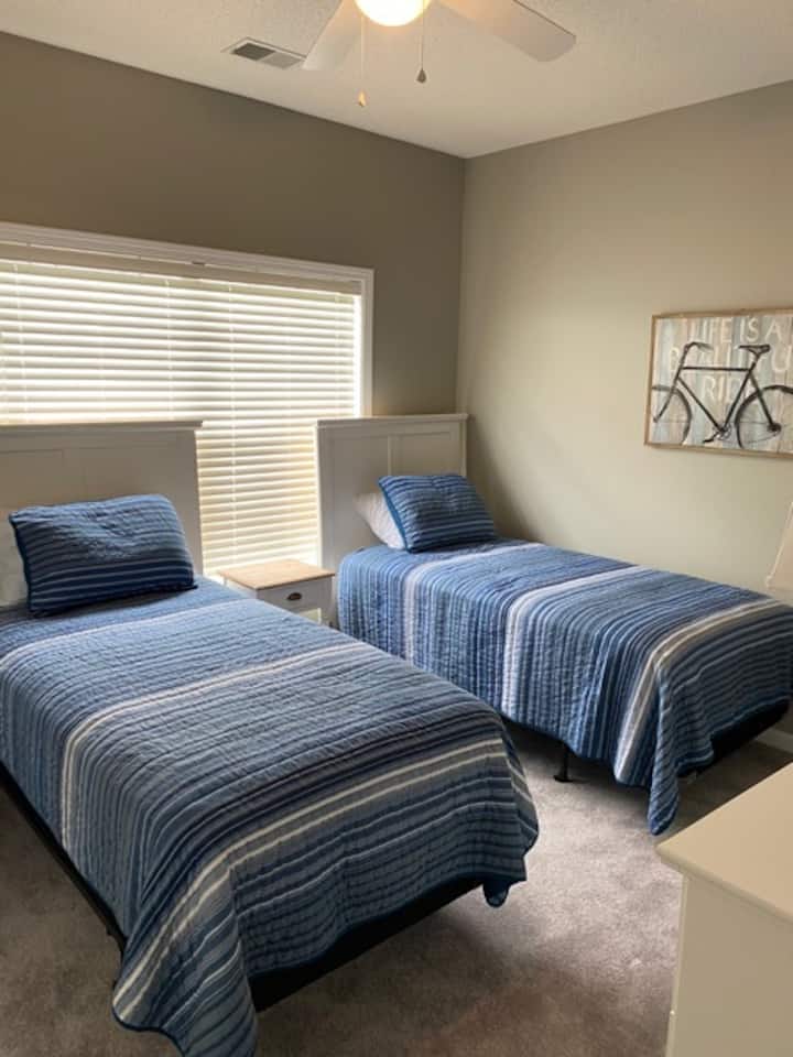 ห้องนอน 3 พร้อมเตียงแฝดและทีวี