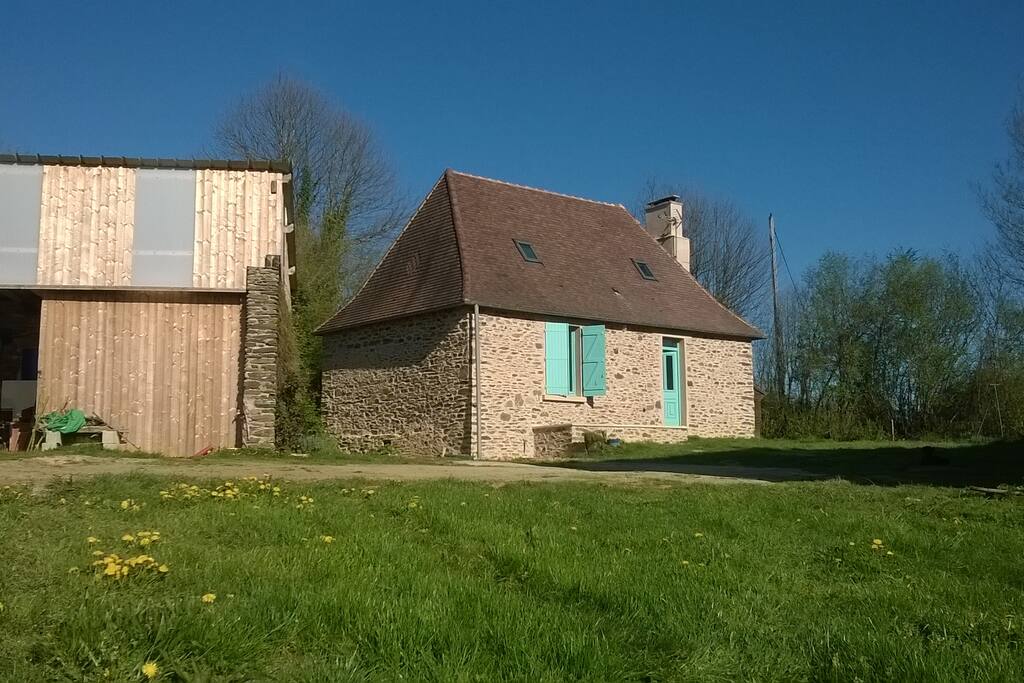 Le garage avec la lingerie, les vélos et une douche en plus
