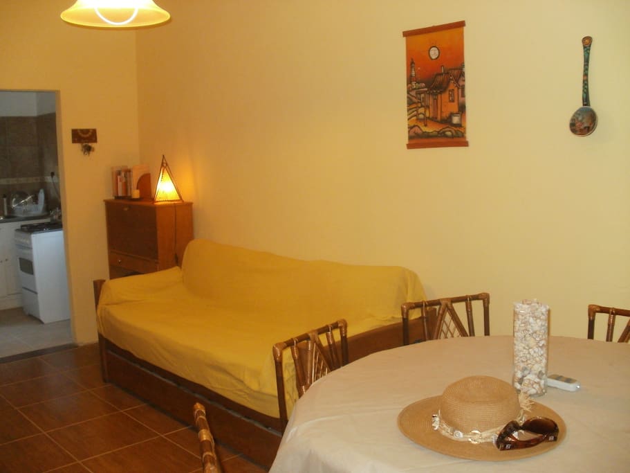 Living comedor y vista parcial de la cocina.