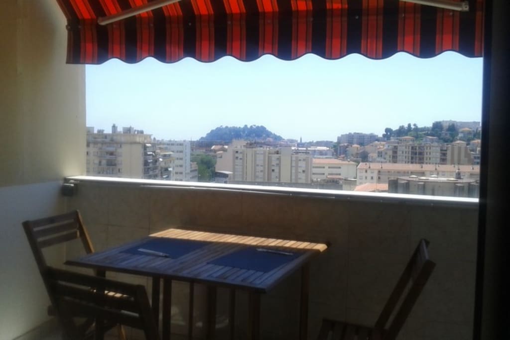 Terrasse avec possibilité de manger et faire des grillades au barbecue électrique.
