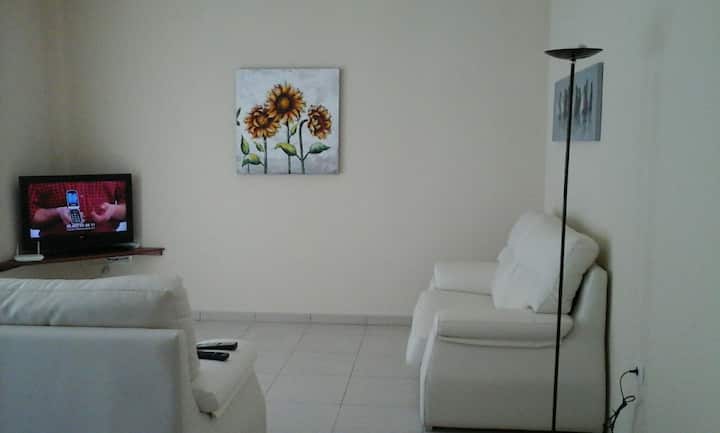 SALÓN CON AMPLIO VENTANAL/ VISTAS AL EXTERIOR.