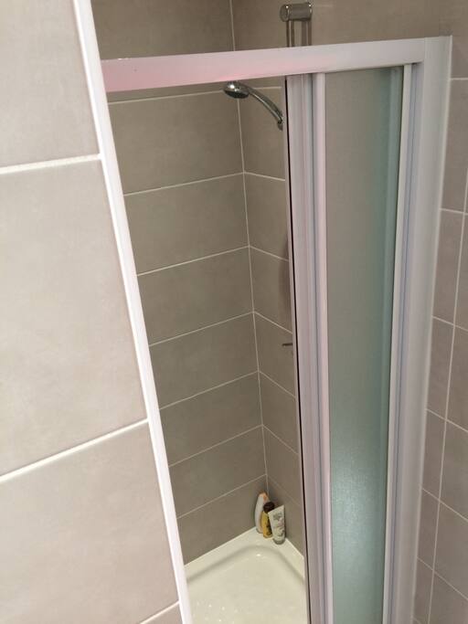 Douche haute pression très chaude
High pressure hot shower