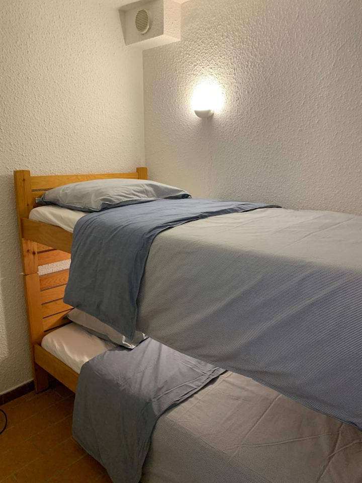 La chambrette avec le lit superposé 