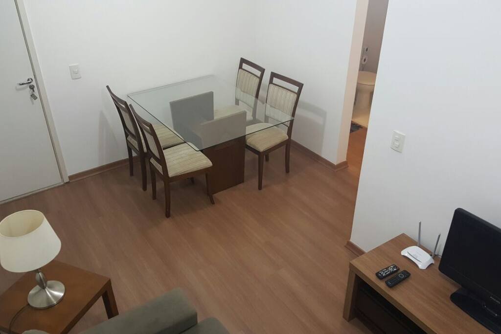 Mesa de jantar com quatro cadeiras!