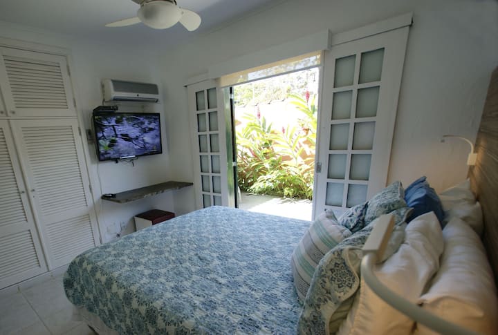 1号套房，配备43英寸电视、空调和风扇