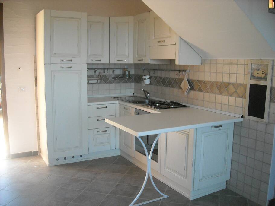 KITCHEN/cucina a vista nel soggiorno.