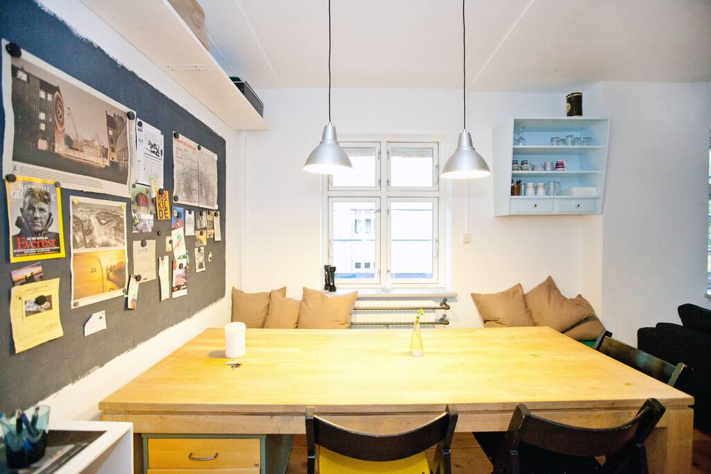 Diningarea with the cosy bench from which you can overview the kitchen
