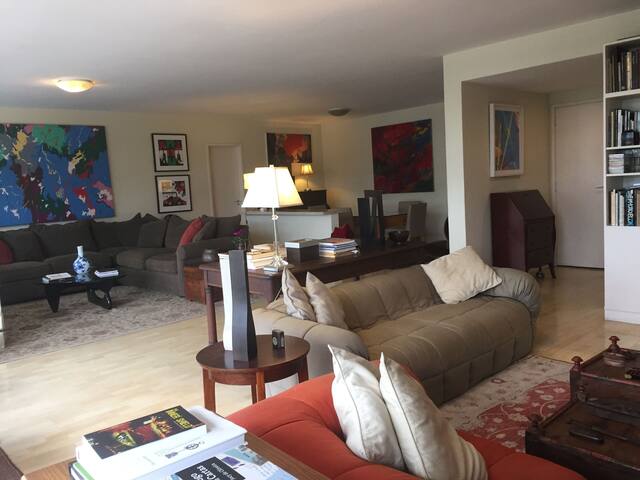 Arty Apartment in Luxury Building facing a Lake gallery image 3