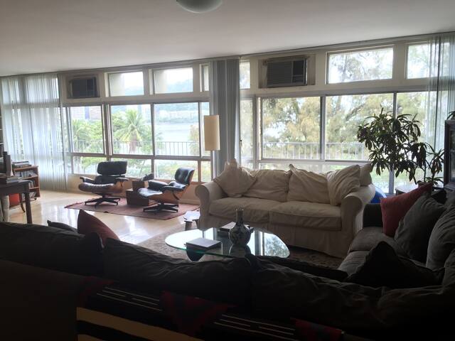 Arty Apartment in Luxury Building facing a Lake gallery image 5