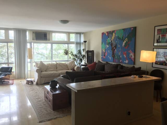 Arty Apartment in Luxury Building facing a Lake