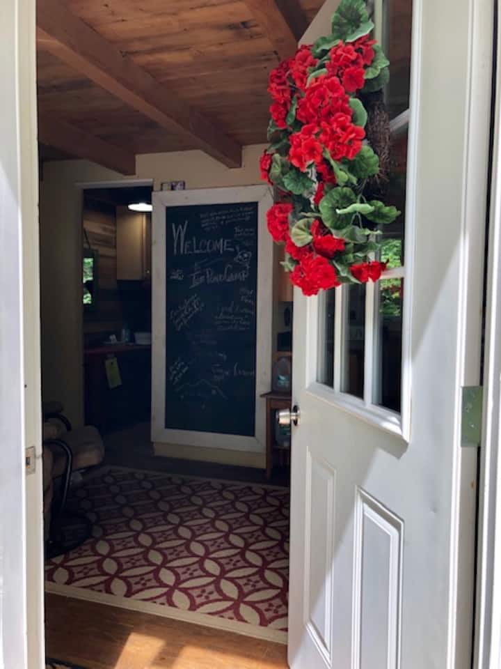 Semi offgrid cottage in the woods of S. Vermont Tiny houses for Rent