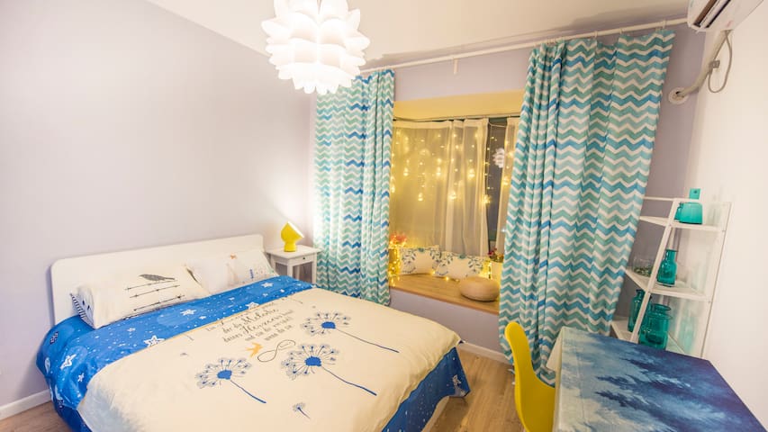 【海の风4k影音休闲飘窗小屋】 南京东路,外滩大悦城 曲阜路 地铁站 8/12号线地铁