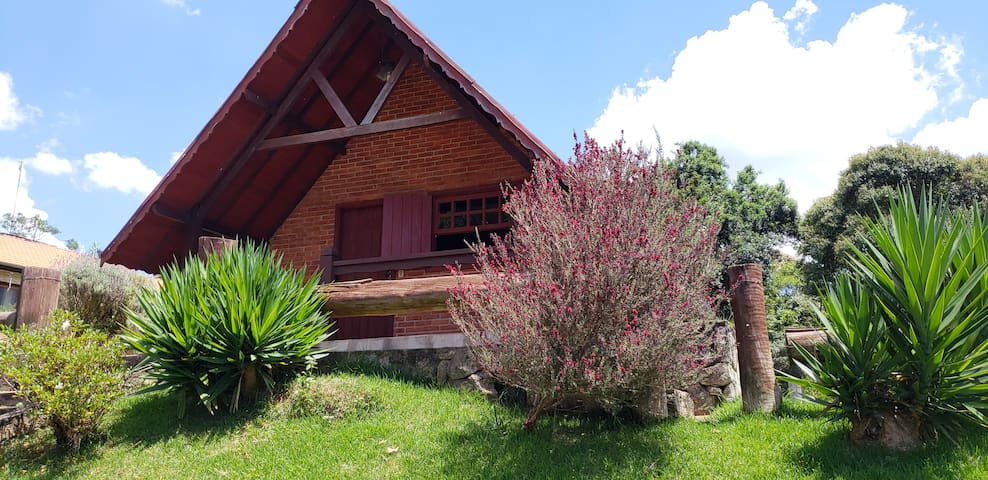 Entire home with 1 bedrooms in Camanducaia - Chalé na natureza com Hidromassagem e Café II
