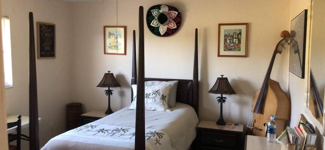 10 minutes to Bonita Beach.