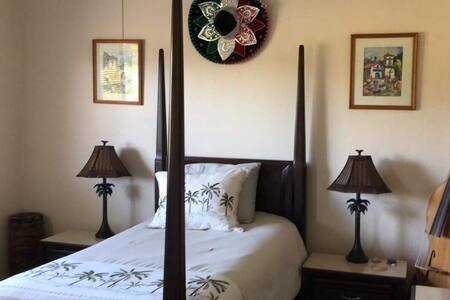 10 minutes to Bonita Beach.