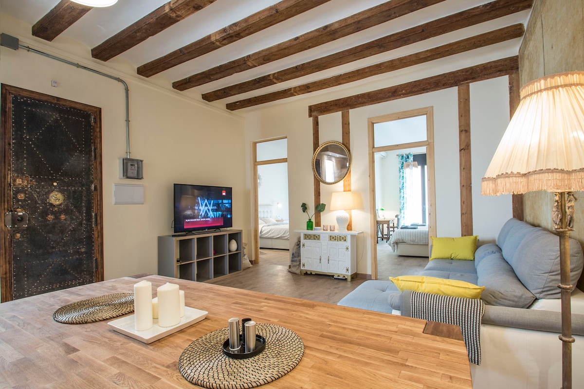 Top performing Airbnb: Spacious central apt, 4BR, AC, Wi-Fi, Gothic in El Barri Gòtic