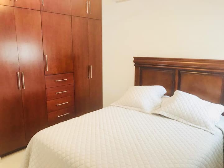 Chumba cha 2 cha kulala kilicho na kitanda kamili cha Malkia - ukubwa 