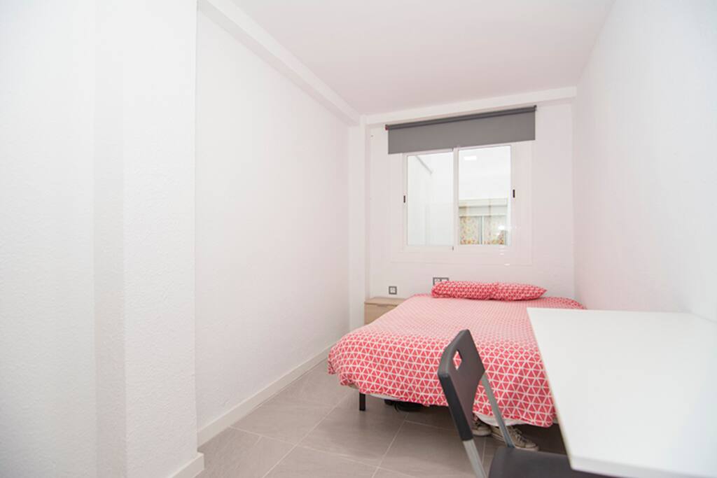 Habitación con cama de matrimonio, luminosa, cuenta con armario, escritorio, mesita y su propia llave.