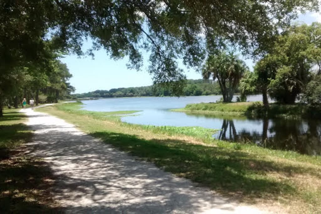 Walking, biking trail around Taylor Lake