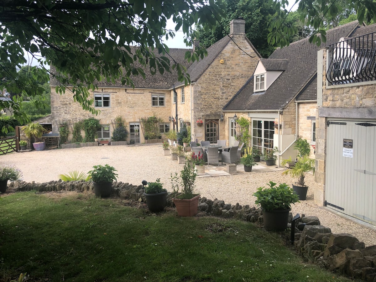 5* Cotswold Chocolate Box Manor House photo 3