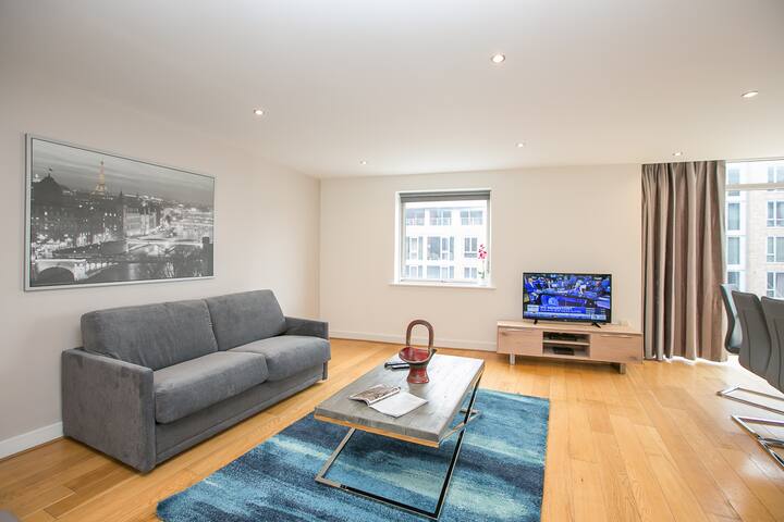 City Centre Spacious 3 Bed Family Apt with balcony gallery image 4