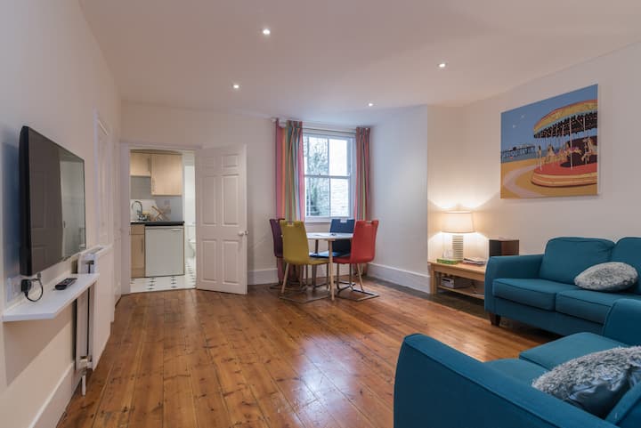 Spacious Seafront Apartment - Brighton