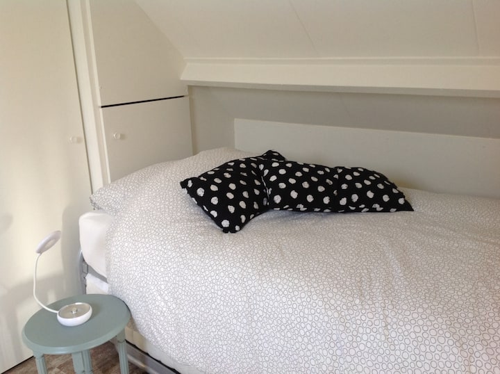 单人床，带有子母床，适合任何4人入住。