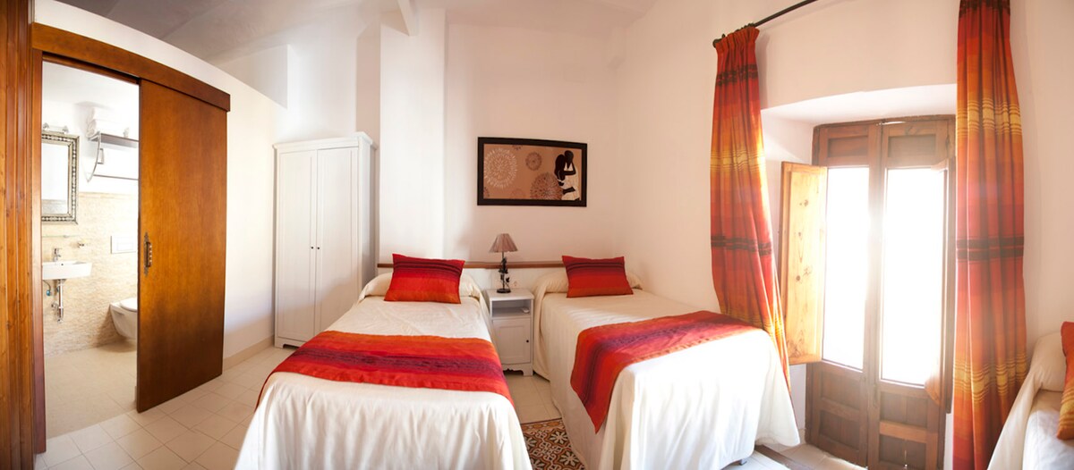 2nd floor bedroom - 3 single beds and en suite bathroom